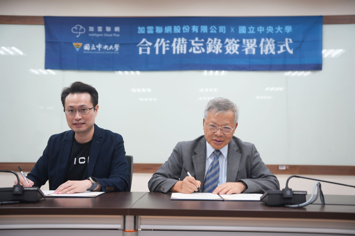 中央大學校長蕭述三（右）與加雲聯網董事長兼總經理廖佑晟（左）共同完成簽署儀式。