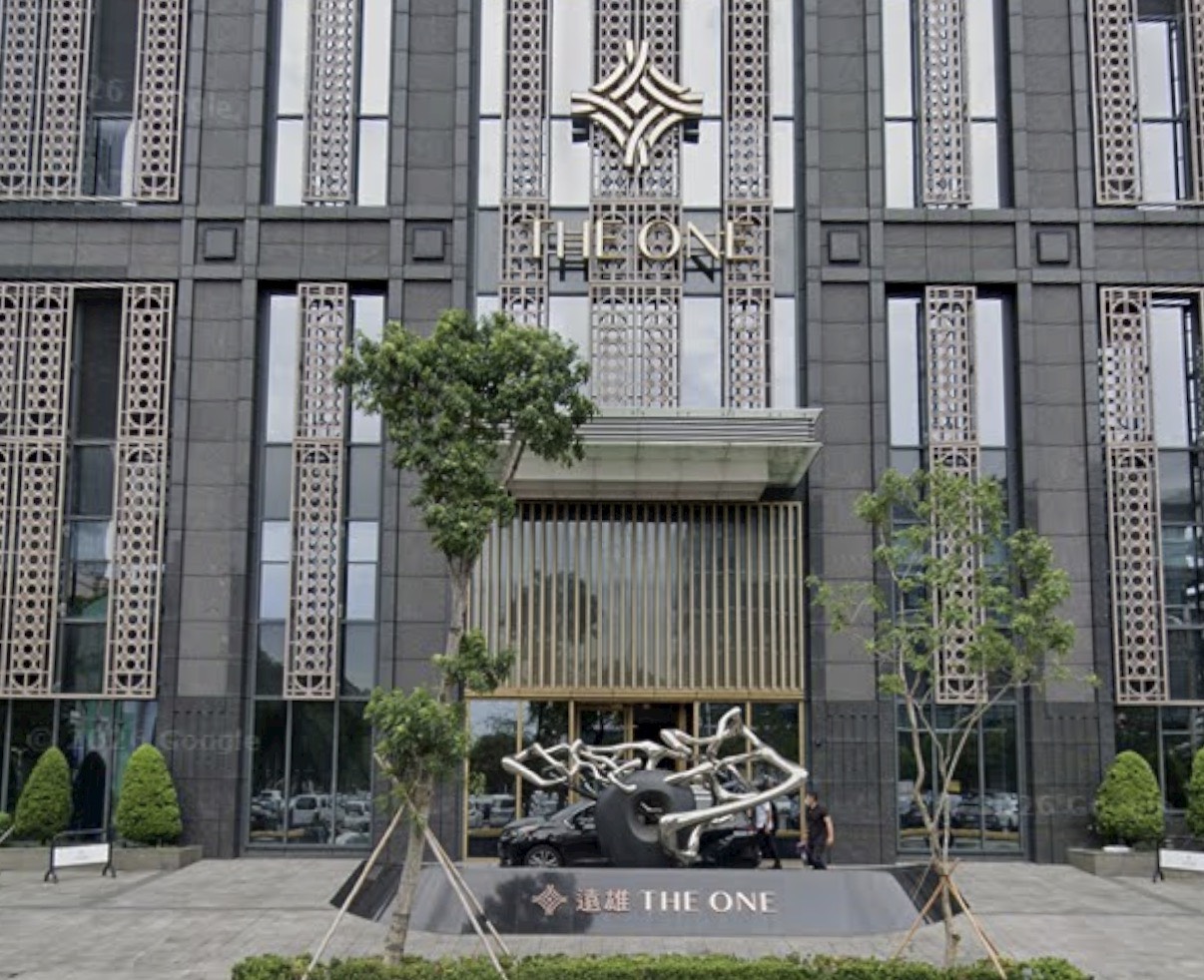 高雄「遠雄 THE ONE」再傳法拍案,44樓高樓層住宅以9500萬元作為首拍底價,標的包含2個停車位,將於11月11日開標。(圖/翻攝Google Maps)