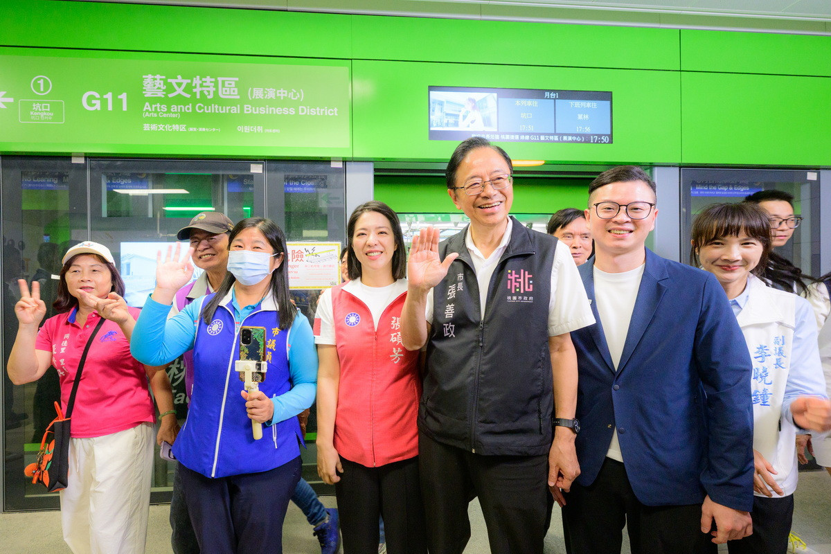 桃園市長張善政搭乘綠捷從G13站到G11站，與近500位民眾進行開箱活動。<br /><br /> 