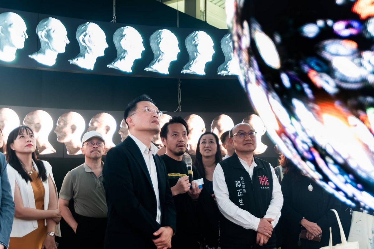 桃園市副市長蘇俊賓參觀「2026TAxT桃園科技藝術節」展出作品。<br /><br /> 