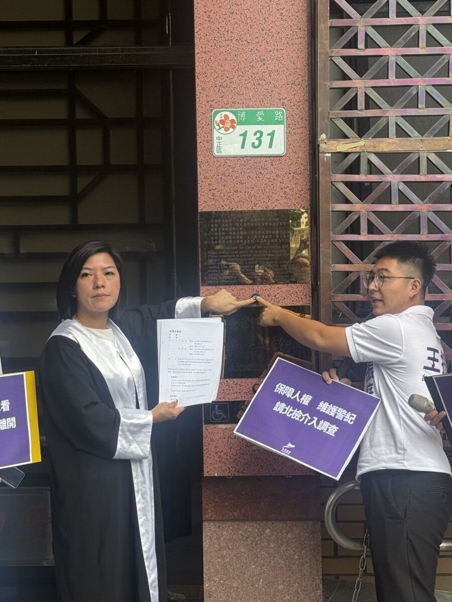 圖/日前台灣前進陣線赴臺灣臺北地方檢察署按鈴控告畫面,李惠暄律師(左)