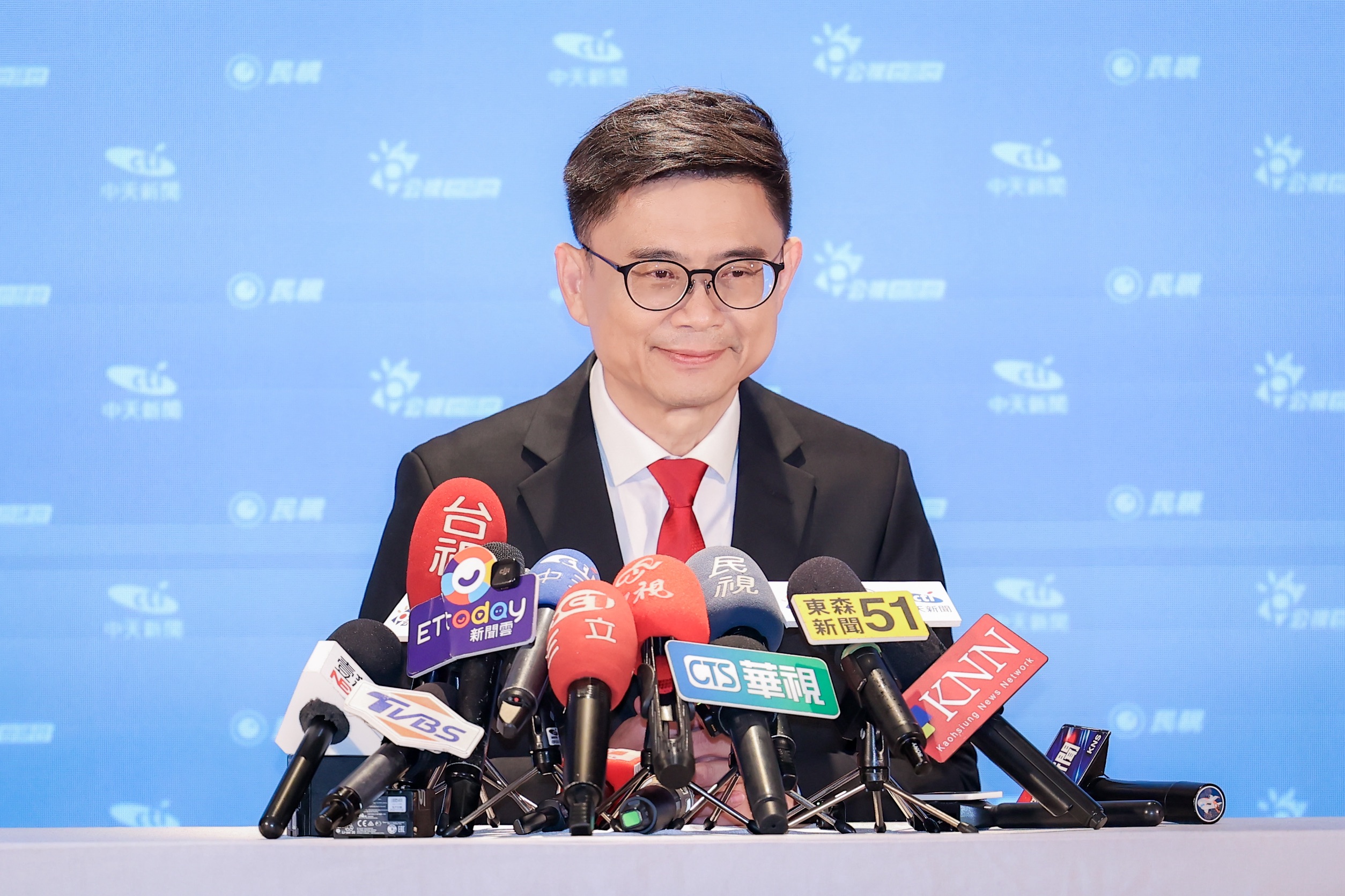 高雄市長候選人賴瑞隆出席電視辯論會後接受媒體聯訪，回應柯志恩提出的各項質疑，並強調自己將持續專注公共政策與城市願景，最後也不忘替台北市長參選人沈伯洋加油。