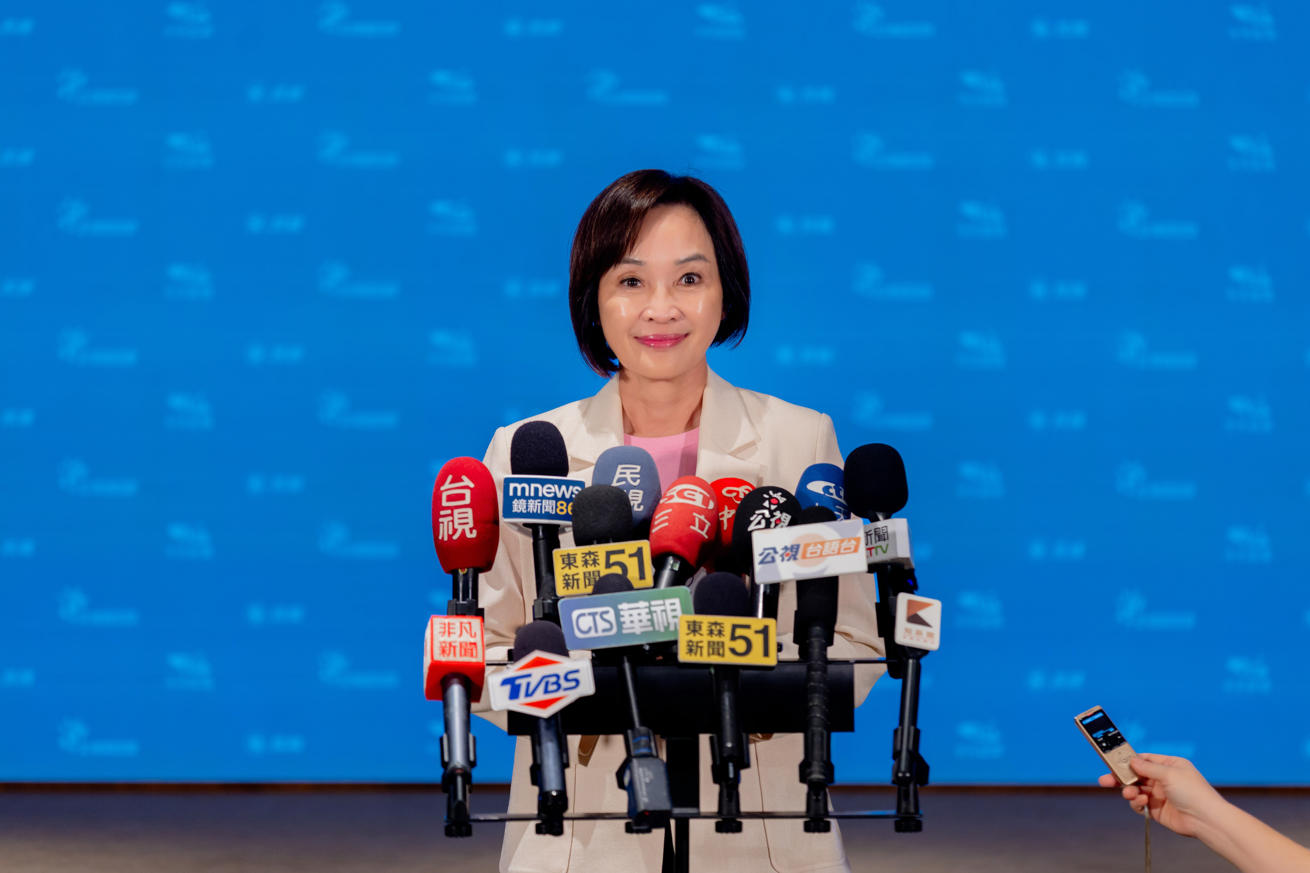 柯志恩出席高雄市長首場電視辯論會，會後接受媒體聯訪，解釋最後結論脫稿原因，並批評賴瑞隆面對政治獻金等質疑時閃避問題。