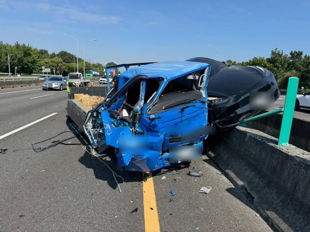 國道1號南向岡山路段發生3車連環撞事故,現場一輛特斯拉轎車卡在中央分隔護欄上,所幸未造成人員受傷。