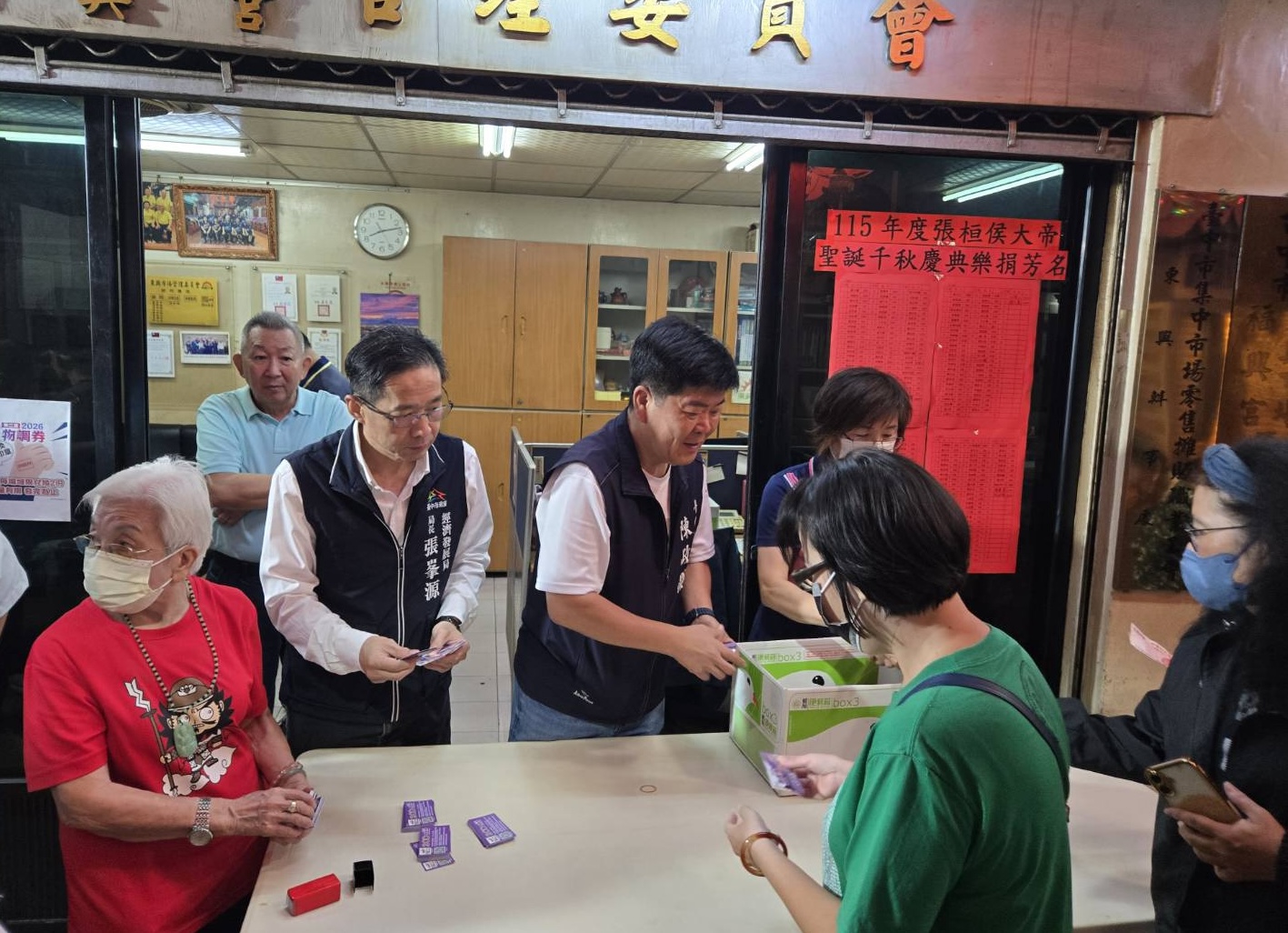 ▲台中物調券第二波今(30)日熱鬧登場,首日各市場湧現排隊人潮,兌換情況熱絡。(圖/記者顏淑娟翻攝)