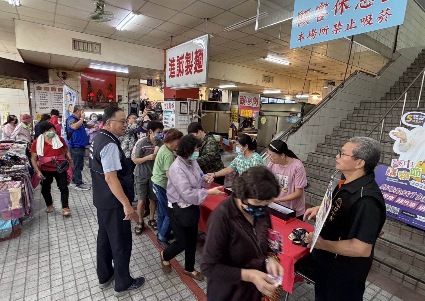 ▲民眾一早排隊領取物調券，享受「100元換200元」的加倍優惠。(圖/記者顏淑娟翻攝)