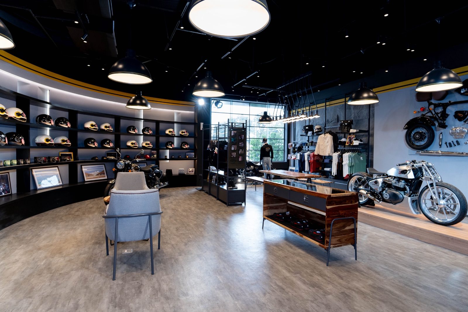 ▲Royal Enfield 皇家恩菲爾德高雄旗艦店攜手 Vespa 偉士牌授權專賣店，於高雄美術館豪宅特區盛大開幕。（圖/記者陳維鈞翻攝）