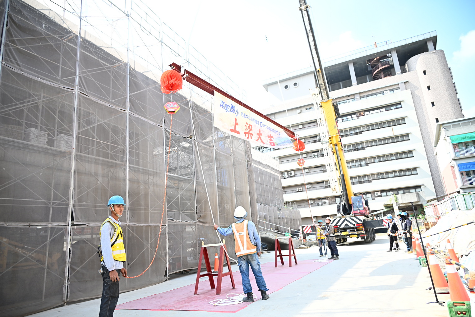 SQ10302 8南郭國小活動中心重建上梁