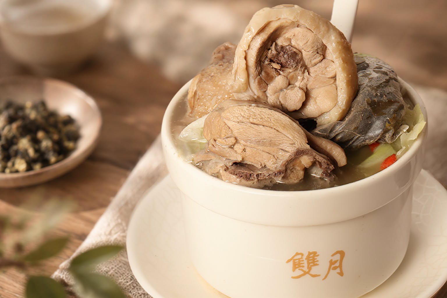 雙月「茶葉雞湯」以雞腿肉搭配茶香湯頭，每份250元，為雙月店面供應的熱湯品項。（圖／雙月食品社提供）