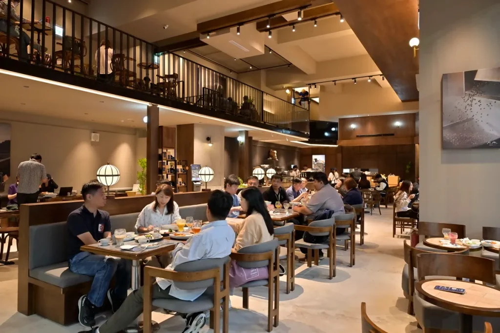 新北捷運最美中繼站NnMove續行，台北大學站，10月30號閃亮登場，由路易莎集團與新北捷運公司合作的新品牌！