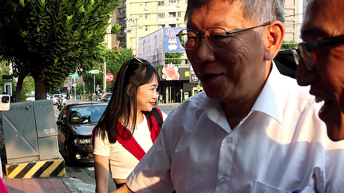 柯文哲剛好現身台中。(圖/陳招宗攝)